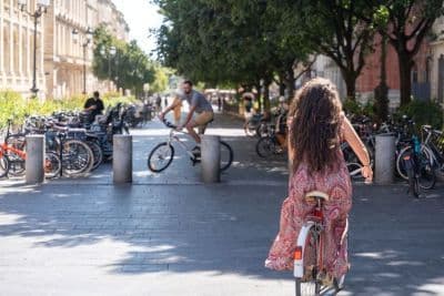 Cyclistes dans la ville 